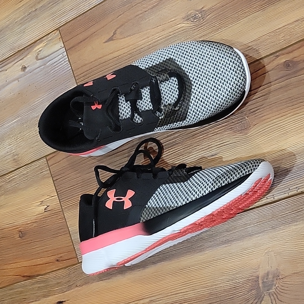 🆕 Under Armour youth sz 4.5 sneakers